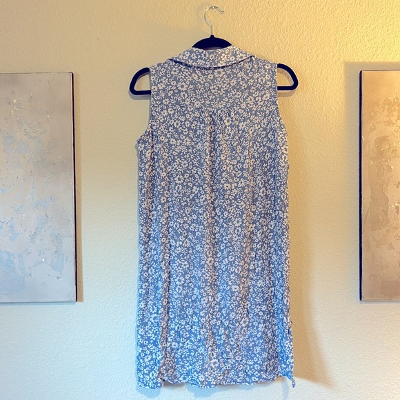 Ninety clothing co sleeveless floral button-up tunic in cornflower blue - Picture 3 of 7